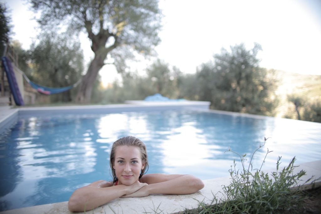Mujer en bikini junto al agua