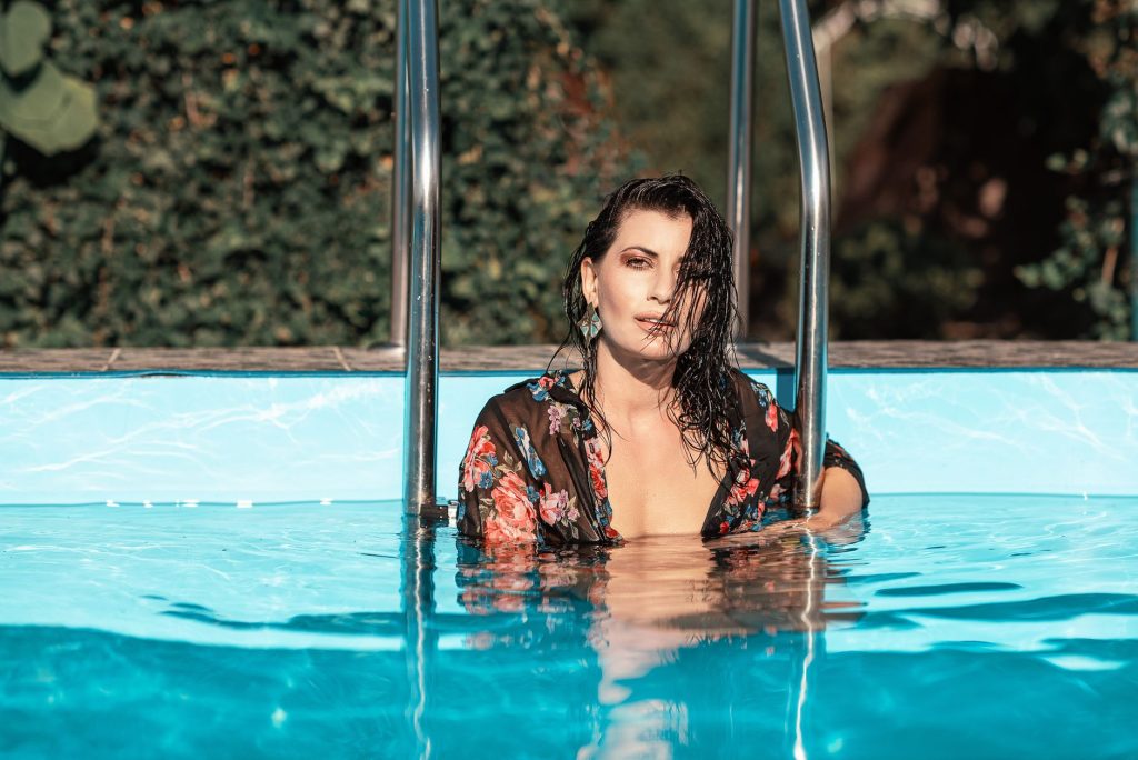 Mujer en bikini junto al agua