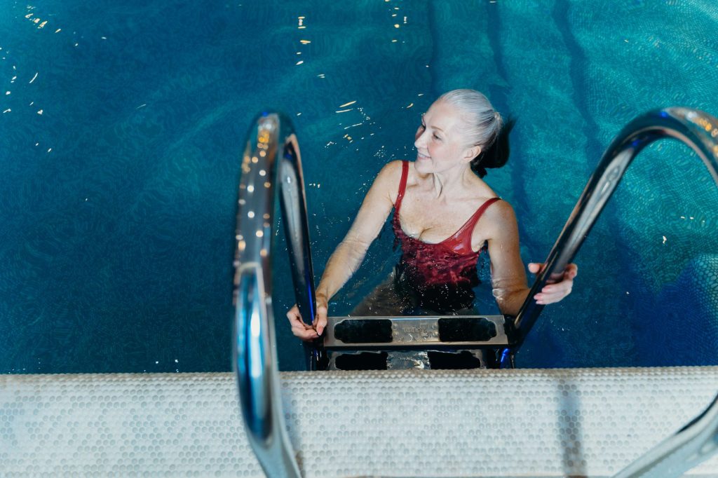 Mujer en bikini junto al agua