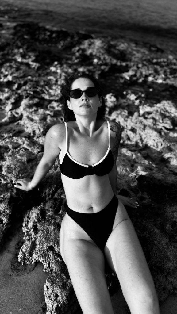 Mujer en bikini junto al agua