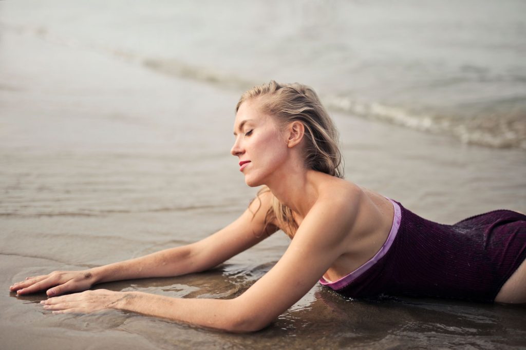 Mujer en bikini junto al agua