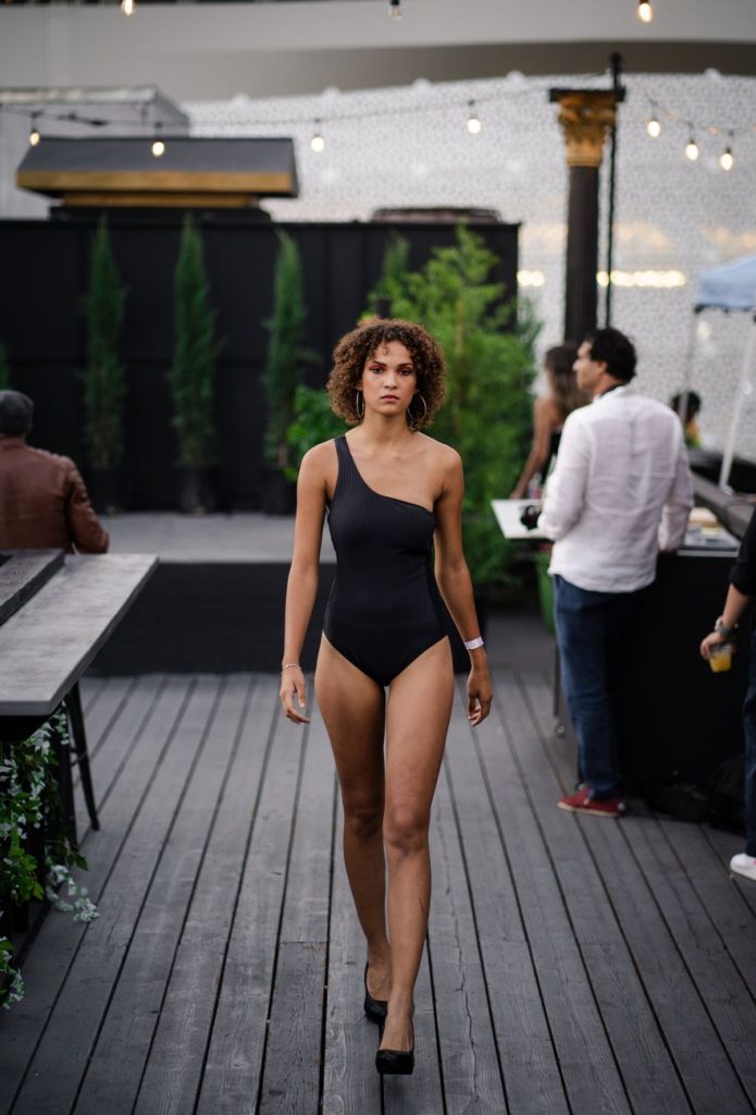 Mujer en bikini junto al agua