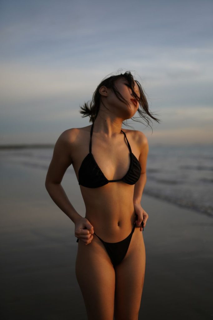 Mujer en bikini junto al agua